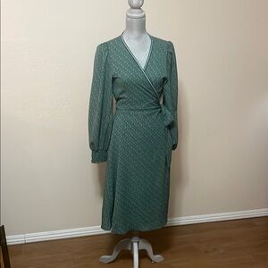 Max Studio Green Wrap Dress with V-Neck and Bishop Sleeves